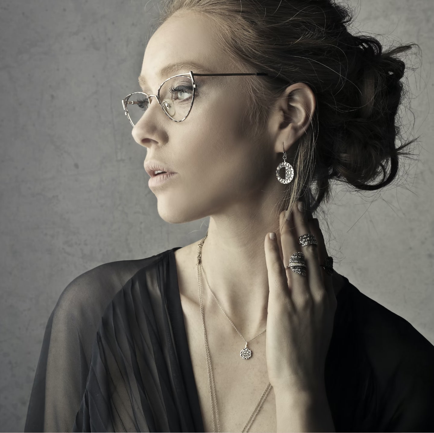 Hoop pendant earrings